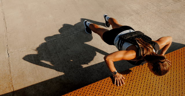 Frau bei Push Up - Fitness für Frauen ab 40